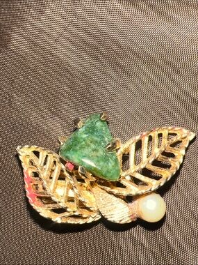Lisner Gold Leaf clip earring  with Green Stone and Pearl Accent- single